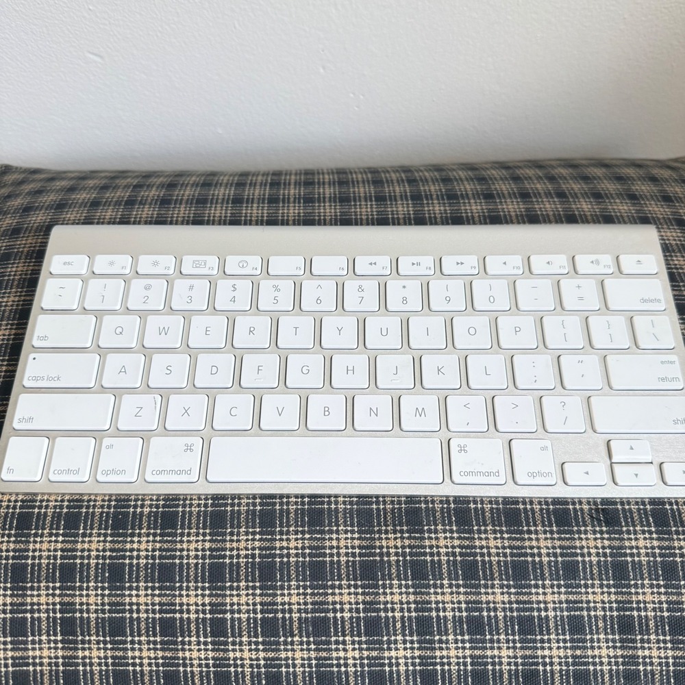 Apple A1314 Wireless Bluetooth Aluminum Slim Keyboard Silver White